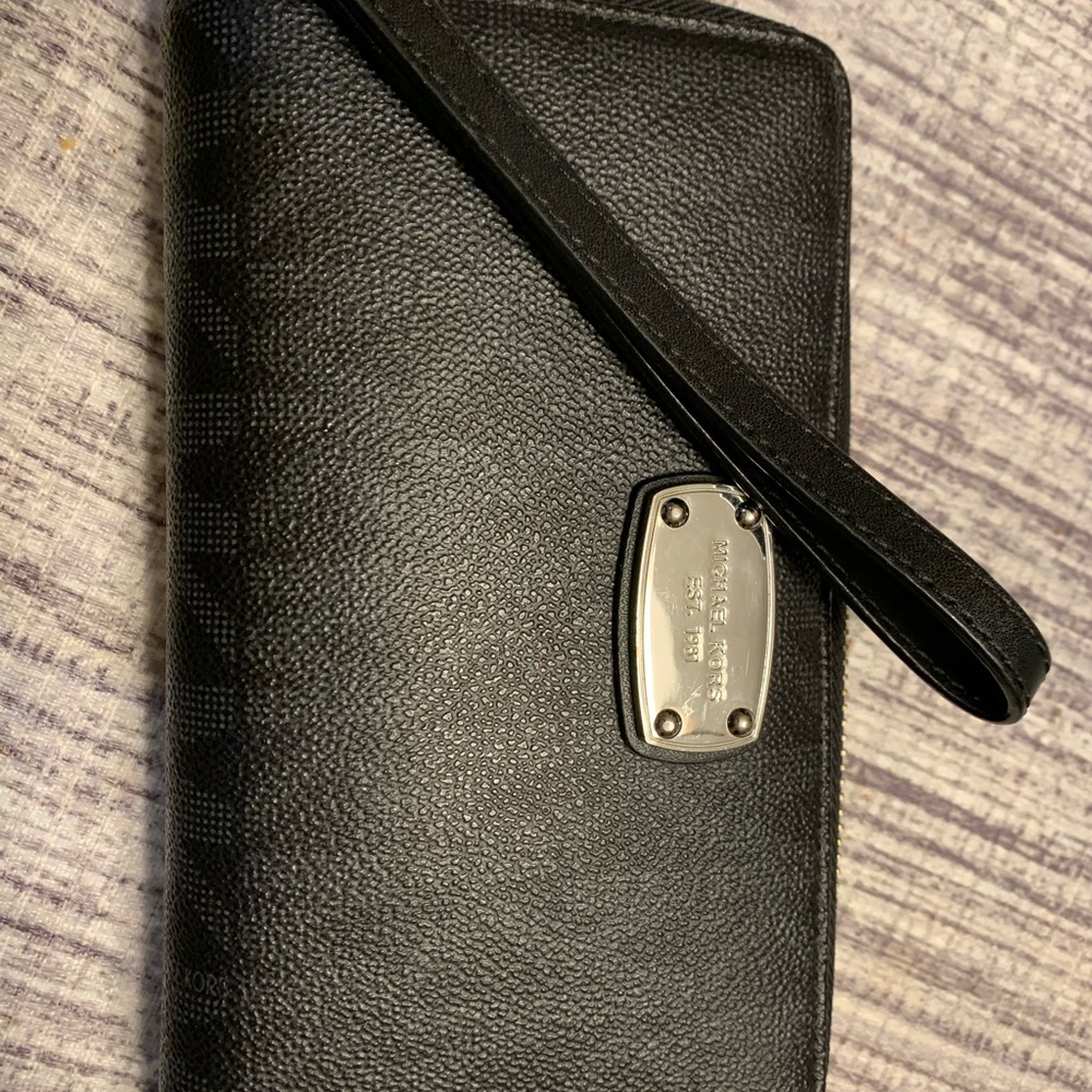 Michael kors wristlet/wallet.  In great condition and from a smoke free home.